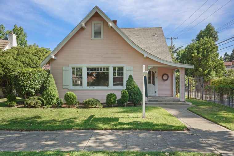 Photo of 715 W Walnut St Lodi, CA 95240