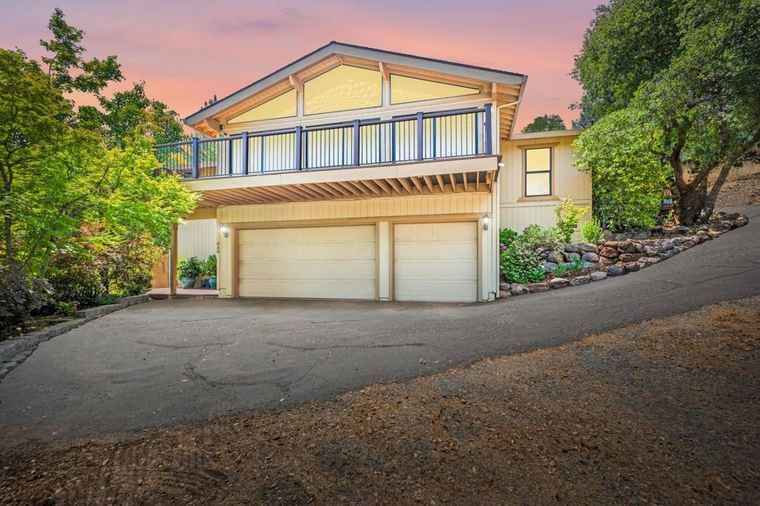 Photo of 830 Holly Hills Dr Auburn, CA 95603