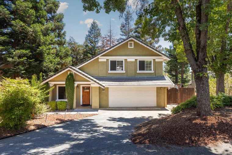 Photo of 1045 Fox Run Ct Auburn, CA 95603