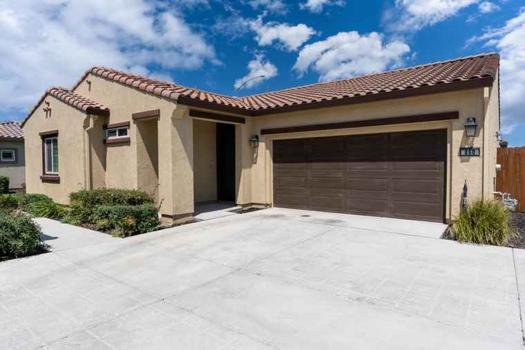 Photo of 860 Fritz Dr Los Banos, CA 93635