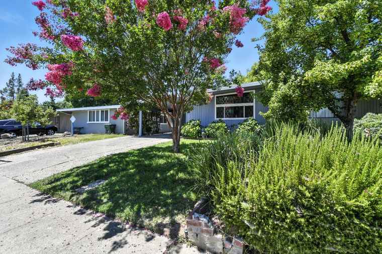 Photo of 4601 Foster Way Carmichael, CA 95608