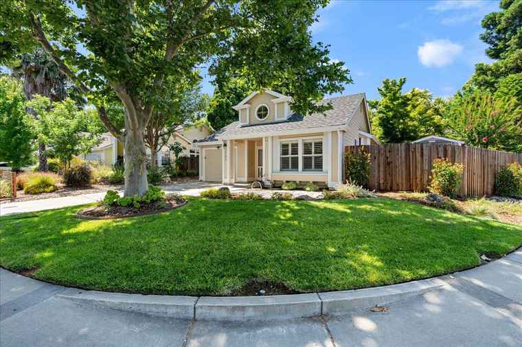 Photo of 1701 Evergreen Ct Davis, CA 95618