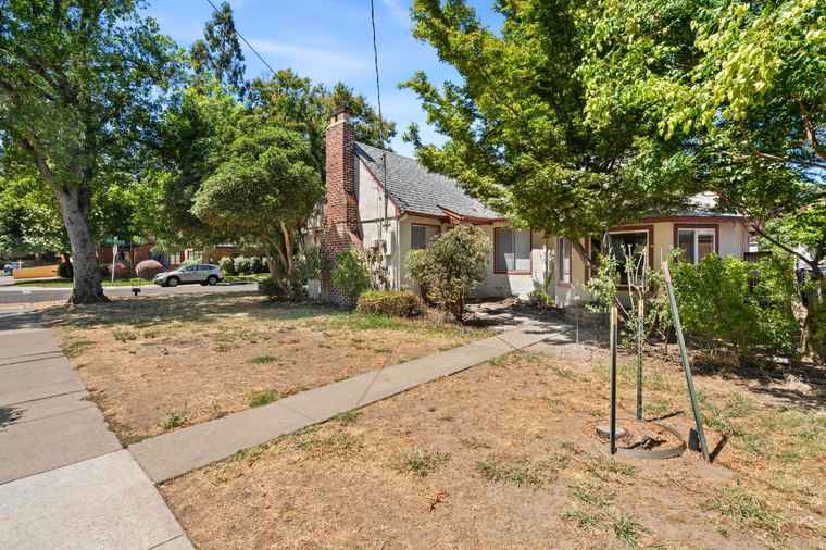 Photo of 3927 D St Sacramento, CA 95819