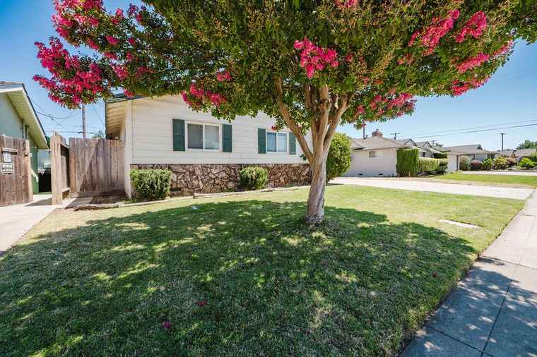 Photo of 800 S Crescent Ave Lodi, CA 95240