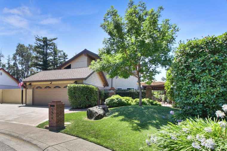 Photo of 7916 Laurelridge Ct Fair Oaks, CA 95628