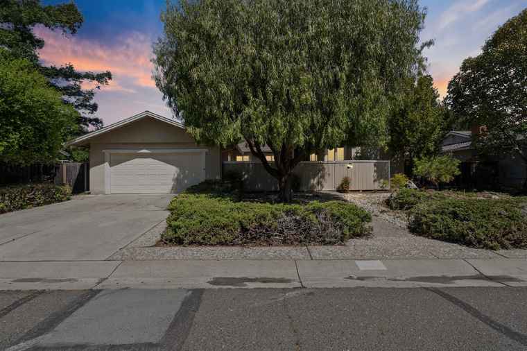 Photo of 1365 Bright Oaks Ct Los Altos, CA 94024