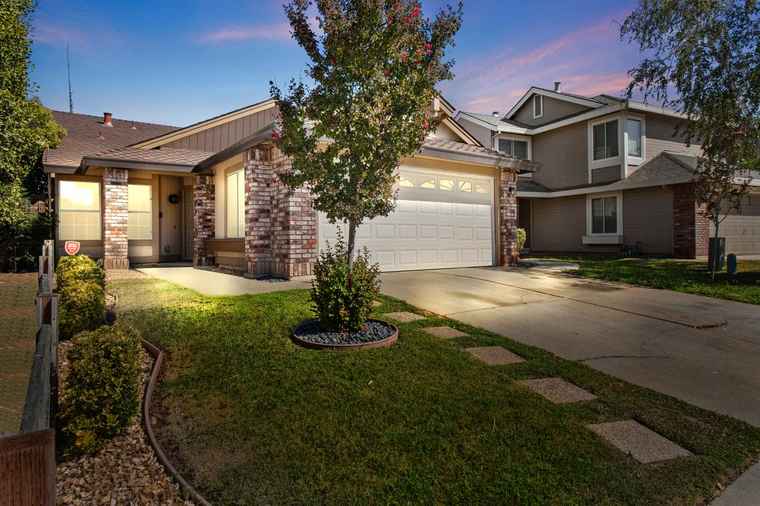 Photo of 9357 Hoyleton Way Elk Grove, CA 95758