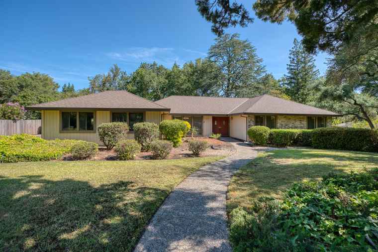 Photo of 8661 Farley Way Fair Oaks, CA 95628