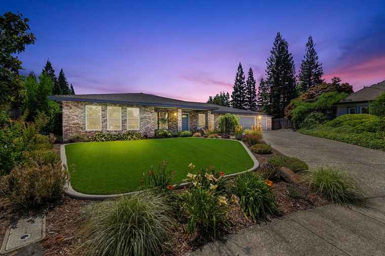 Photo of 305 Saint Charles Ct Roseville, CA 95661