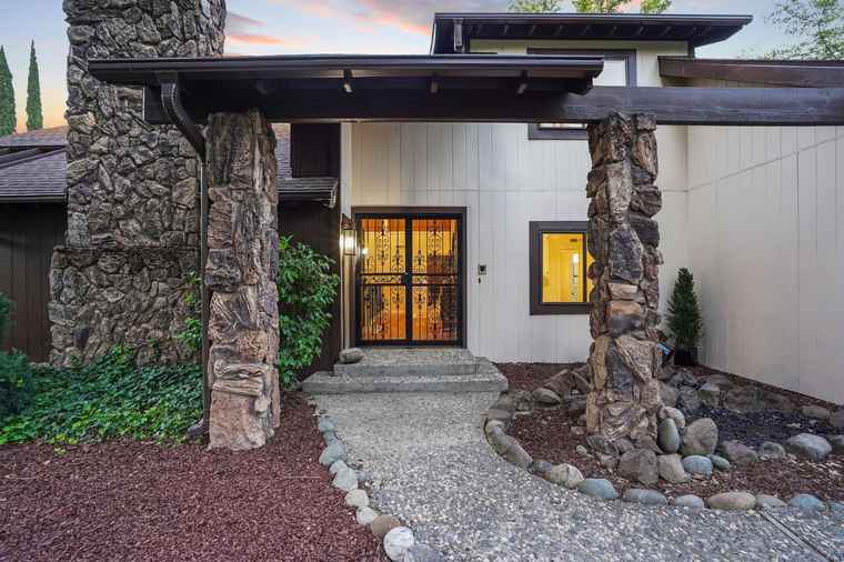 Photo of 9775 Oak Leaf Way Granite Bay, CA 95746