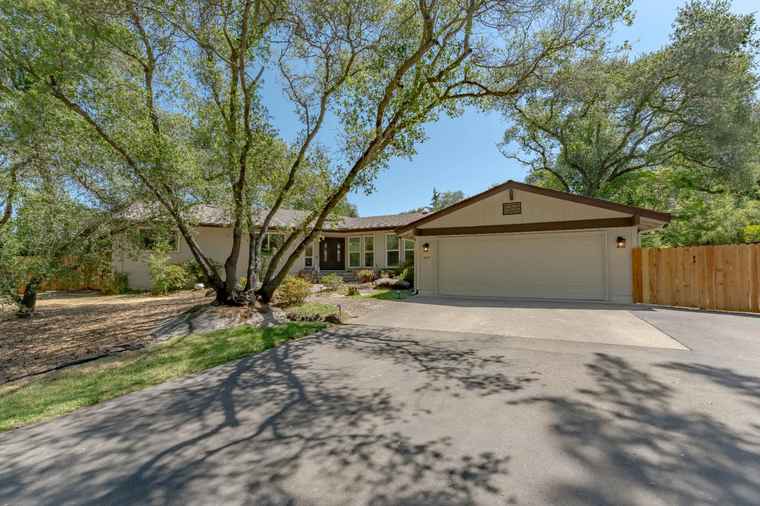 Photo of 8225 Oak Knoll Dr Granite Bay, CA 95746