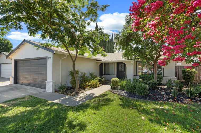Photo of 800 Buckingham Dr Manteca, CA 95336