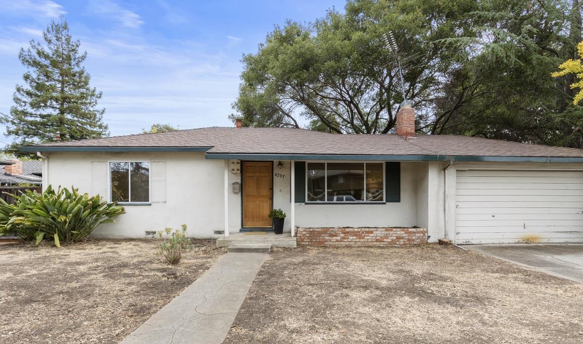 https://ssl.cdn-redfin.com/photo/8/bigphoto/217/ML81867217_1.jpg