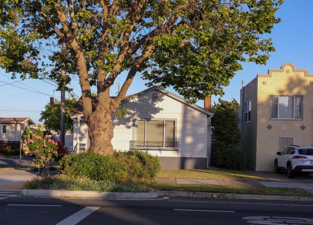 Property at 2570 Havenscourt Blvd, Oakland, CA 94605, 3 beds, 2 baths