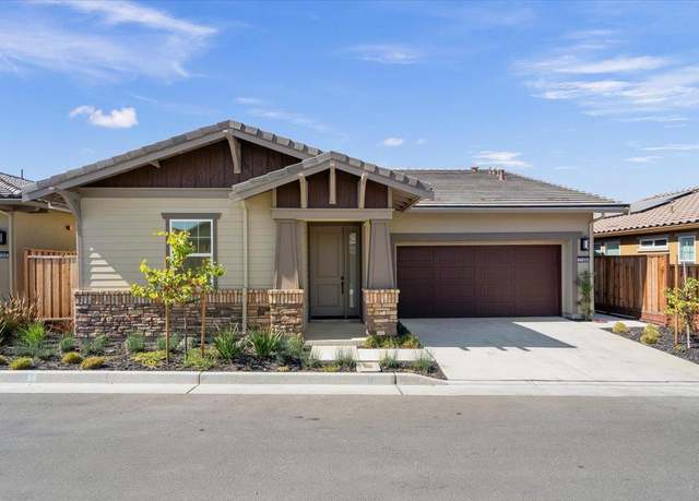 Property at 2106 White Oak Dr, Hollister, CA 95023, 2 beds, 2 baths