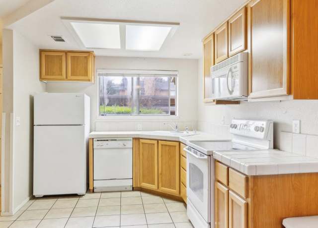 Property at 565 Lincoln Ave Unit C, Modesto, CA 95354, 2 beds, 1.5 baths