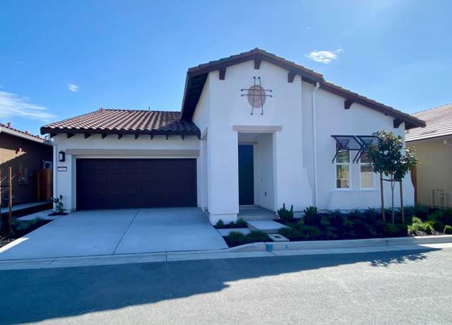 Property at 2140 White Oak Dr, Hollister, CA 95023, 2 beds, 2 baths