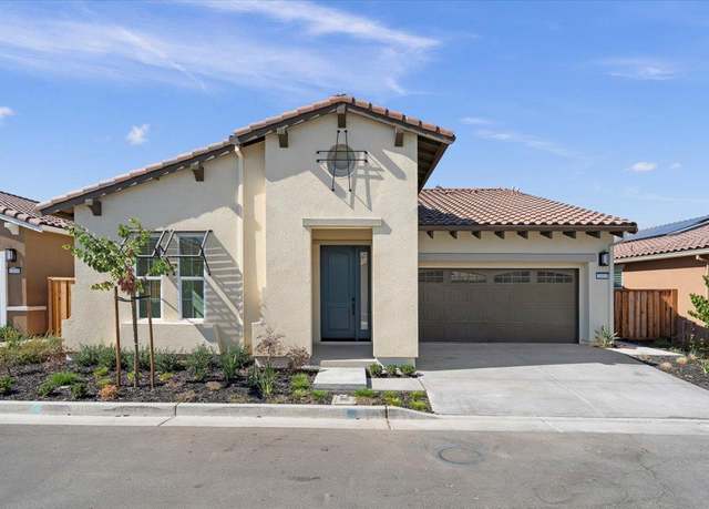 Property at 2112 White Oak Dr, Hollister, CA 95023, 2 beds, 2 baths