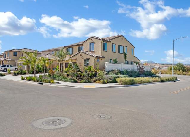 Property at 3076 Palomino Way, Hollister, CA 95023, 5 beds, 3.5 baths