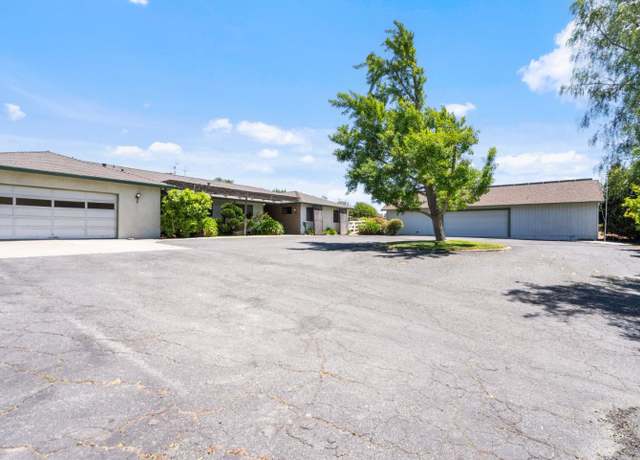 Property at 307 Mansfield Rd, Hollister, CA 95023, 3 beds, 3 baths