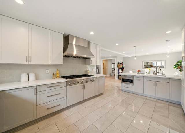 Property at 660 Giralda Dr, Los Altos, CA 94024, 4 beds, 3 baths