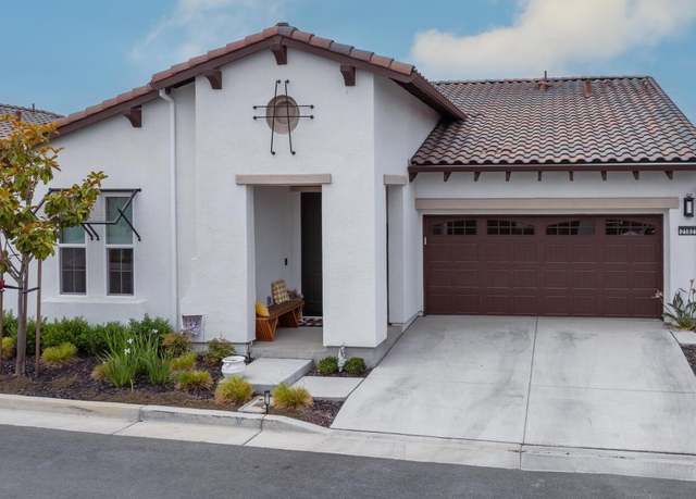 Property at 2102 White Oak Dr, Hollister, CA 95023, 2 beds, 2 baths