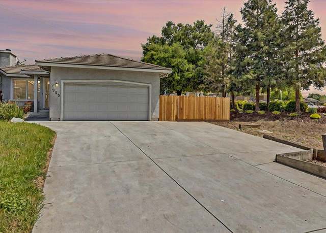 Property at 955 Valley Oak Dr, Hollister, CA 95023, 3 beds, 2 baths
