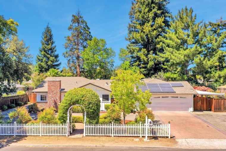 Photo of 667 Cuesta Dr LOS ALTOS, CA 94024