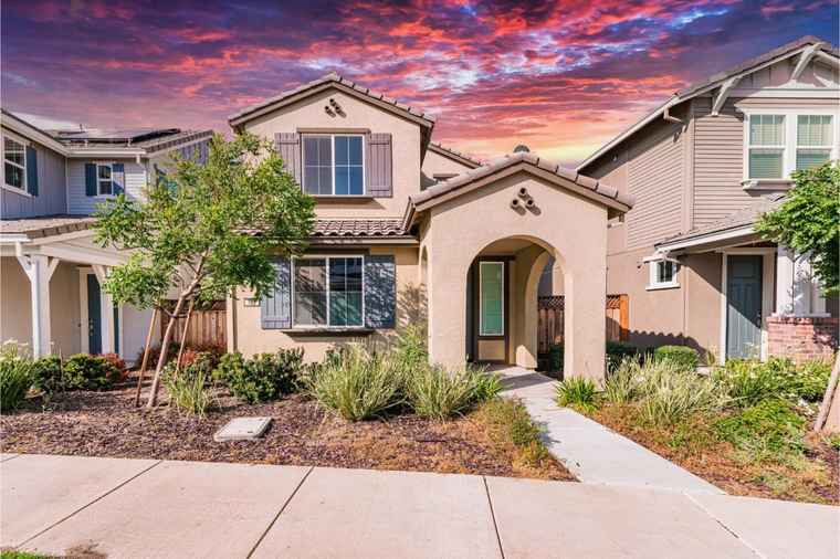 Photo of 182 E Mcclintock Ln MOUNTAIN HOUSE, CA 95391