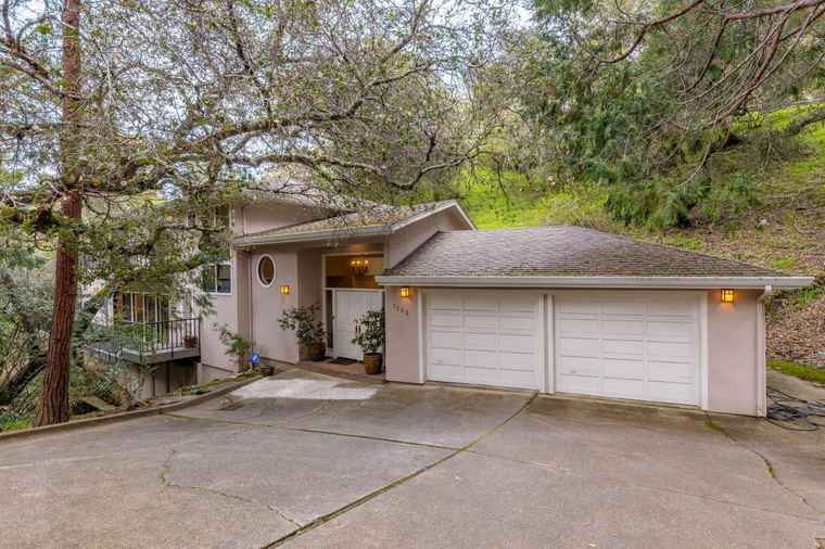 Photo of 1050 Hayne Rd HILLSBOROUGH, CA 94010