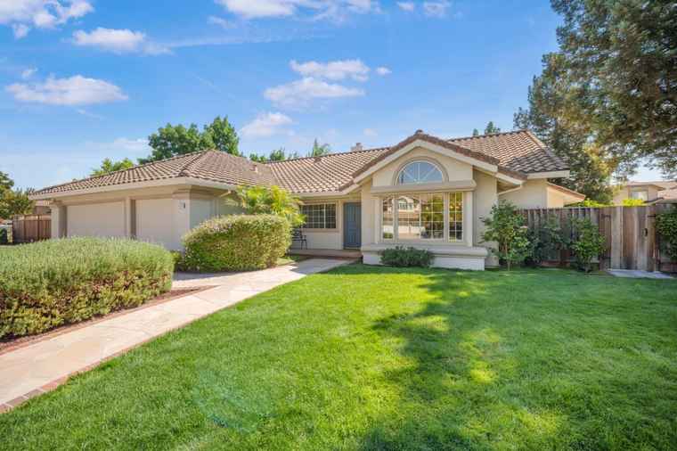 Photo of 17157 Heatherwood Way MORGAN HILL, CA 95037