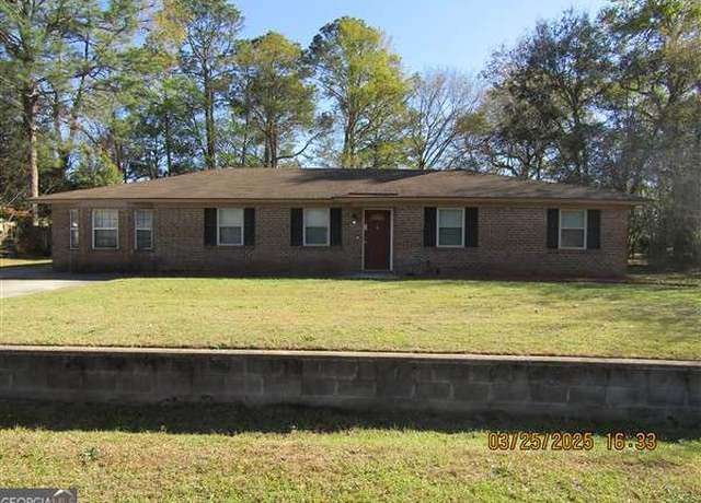Property at 705 Madison Dr, Hinesville, GA 31313, 5 beds, 2 baths