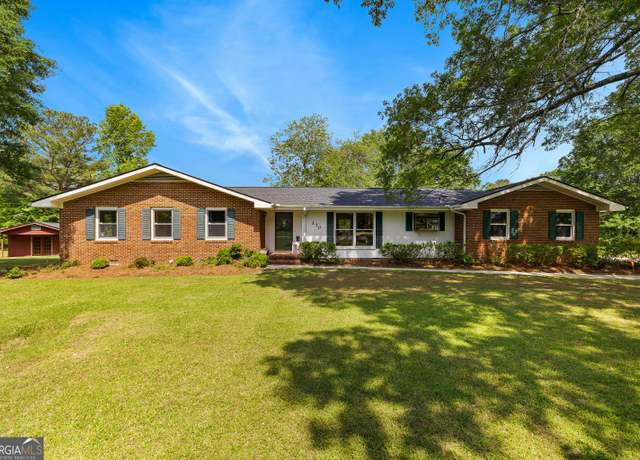 Property at 270 Lake Cir, Fayetteville, GA 30215, 3 beds, 2 baths