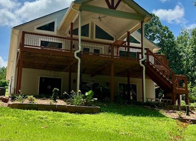 Property at 1010 Lakeland Dr, Toccoa, GA 30577, 6 beds, 3 baths