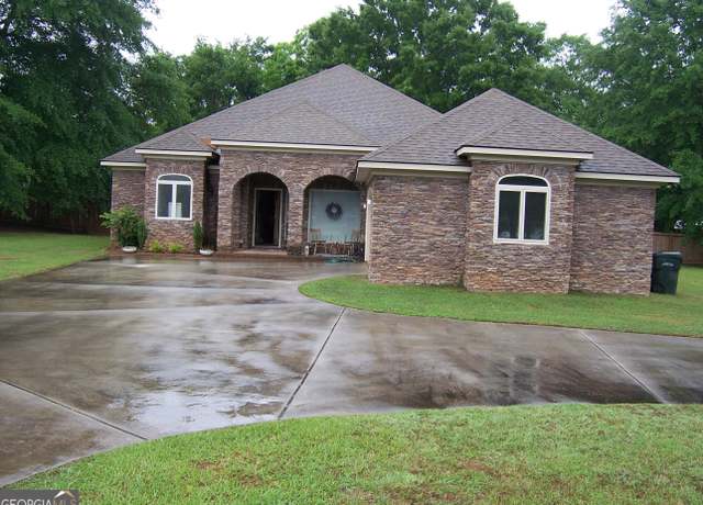 Property at 233 Lake Lillian Dr, Perry, GA 31069, 4 beds, 3 baths