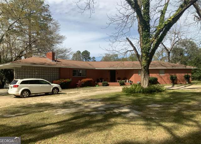 Property at 8 Roundtree St, Statesboro, GA 30458, 3 beds, 2 baths