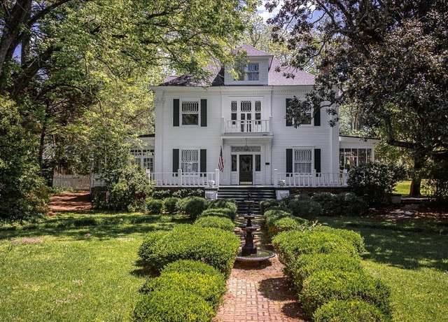 Property at 301 N East St, Greensboro, GA 30642, 6 beds, 3 baths