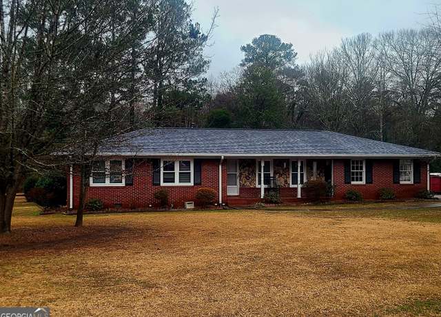 Property at 500 Circle Dr, Fayetteville, GA 30214, 3 beds, 2 baths