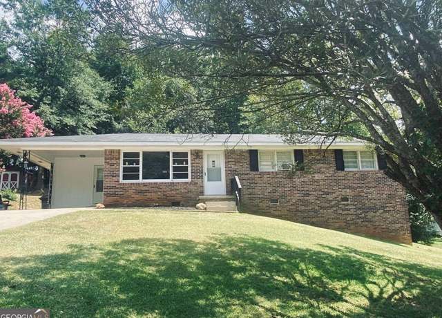 Property at 40 Poplar Way, Toccoa, GA 30577, 3 beds, 2 baths