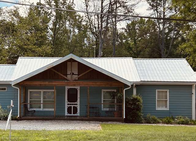 Property at 6121 N Main St SE, Acworth, GA 30101, 3 beds, 2 baths