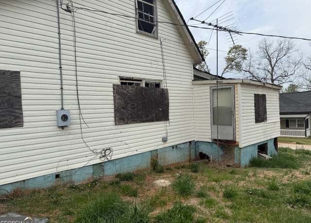 Property at 146 Peachtree St, Griffin, GA 30223, 4 beds, 1 bath