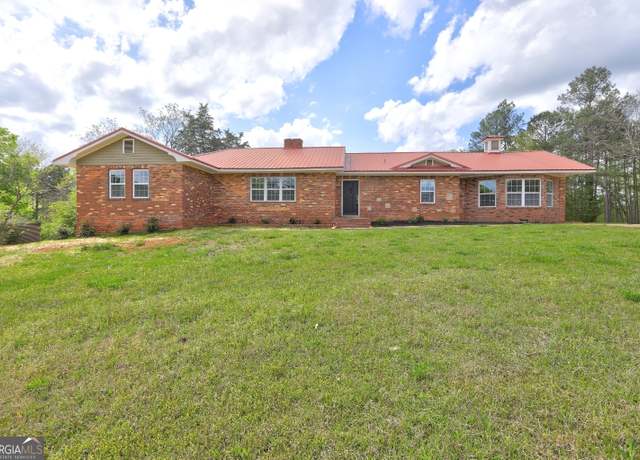 Property at 450 Lake Laurel Rd, Milledgeville, GA 31061, 4 beds, 3 baths