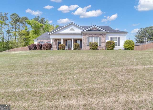 Property at 215 Savannah Dr, Senoia, GA 30276, 3 beds, 2.5 baths