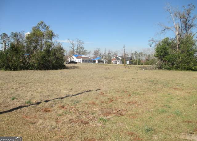 Property at 42 Fourth Ave, Hazlehurst, GA 31539