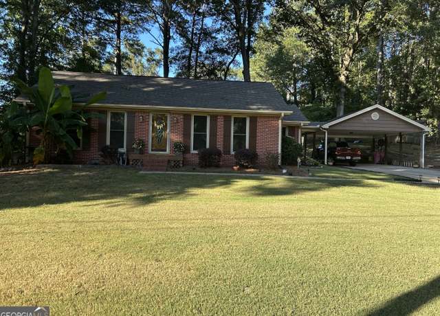 Property at 813 Lakeshore Dr, Winder, GA 30680, 3 beds, 1.5 baths