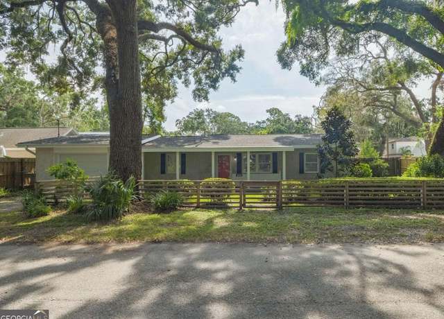 Property at 204 Fourth Ave, St. Simons, GA 31522, 2 beds, 1 bath