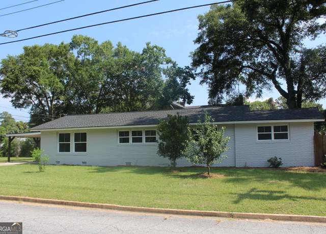 Property at 216 7th Ave SW, Moultrie, GA 31768, 3 beds, 2 baths