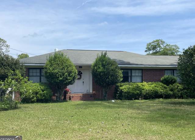 Property at 1105 College St, Bainbridge, GA 39819, 3 beds, 2 baths