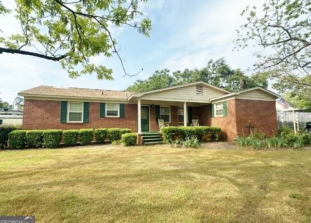 Property at 555 Mulberry St, Swainsboro, GA 30401, 3 beds, 2 baths