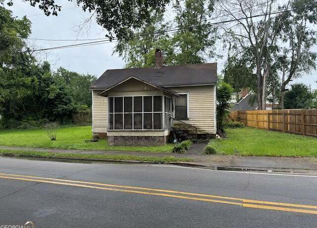 Property at 206 E Church St, Sandersville, GA 31082, 1 bed, 1.5 baths